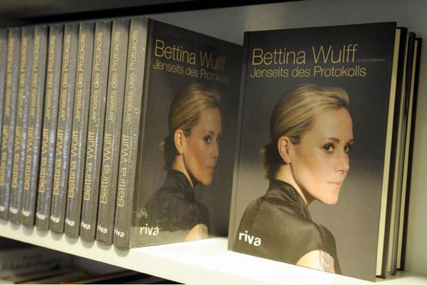 Für Aufregung sorgt im September 2012 die Autobiografie von Bettina Wulff. Rückblickend schreibt der "Focus" beispielhaft: "Wer das Buch gelesen hat, kann sich über die Trennung des Paars nicht wundern. [...] Es las sich wie ein zu ausführlich geratener Scheidungsantrag."