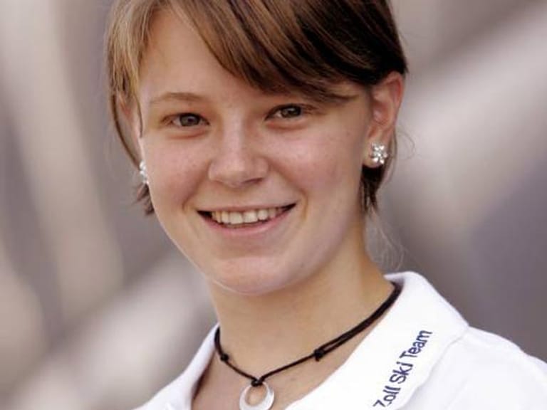 Seit der Saison 2006/2007 steht die damals 16-jährige Miriam Gössner im Biathlon-Nationalkader. Bei den Weltmeisterschaften der Junioren in Ruhpolding 2008 gewann sie mit der Staffel ihre erste Goldmedaille.