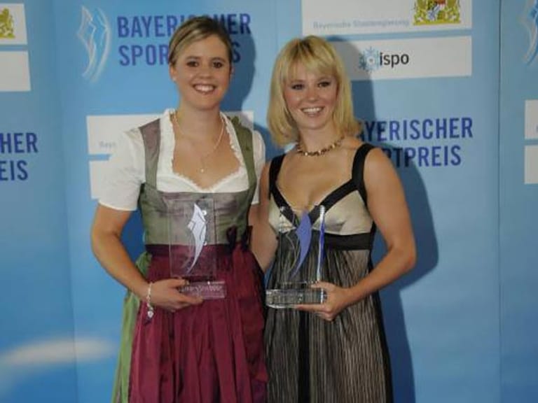 2009 wird Gössner in der Kategorie Nachwuchssportler des Bayrischen Sportpreises geehrt. Neben ihr posiert die Ski-Rennfahrerin Victoria Rebensburg (li.).