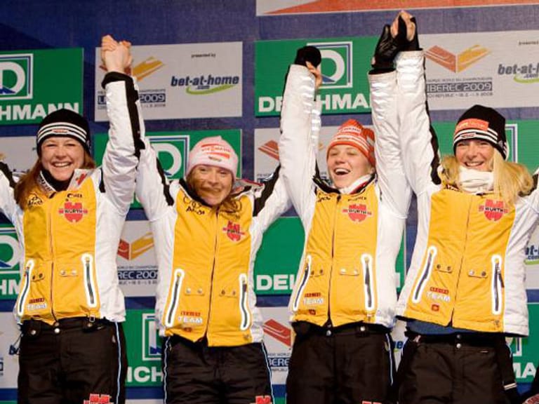 2009 gewinnt Gössner (2. v. re.) mit der 4 x 5 km Staffel die Silbermedaille bei der Weltmeisterschaft im Langlauf in Liberec. Evi Sachenbacher-Stehle (2. v. li.) ist seit der Saison 2012/2013 aus dem Langlauf-Lager zu den Biathleten gewechselt und ist somit wieder Gössners Teamkollegin.