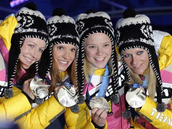 Auch bei den olympischen Spielen 2010 in Vancouver kann Gössner (2. v. re.) die Silbermedaille in der Staffel mit den Langlauf-Damen gewinnen.