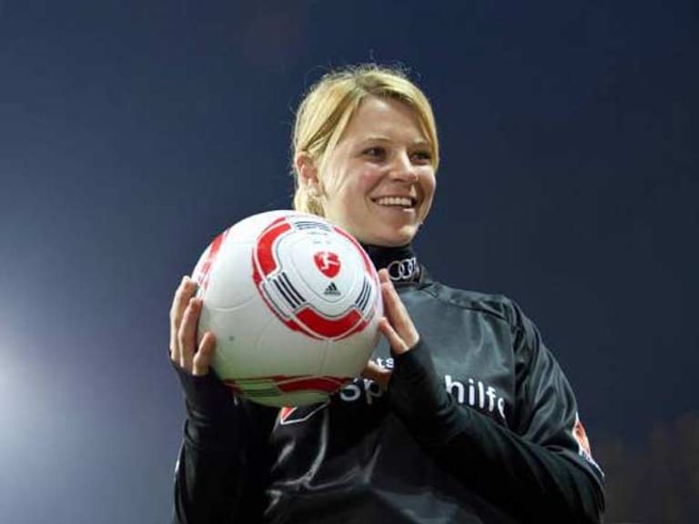 Im April 2011 übergibt Gössner im Rahmen einer Aktion für die Deutsche Sporthilfe den Spielball zum Anpfiff der Bundesliga-Partie zwischen dem FC St. Pauli und dem FC Schalke 04.