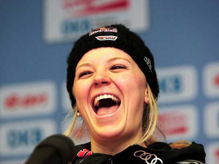 Während der Weltmeisterschaft demonstriert Gössner bei einer Pressekonferenz ihre gute Laune.