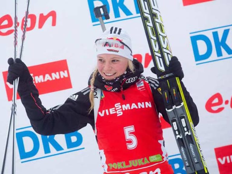 Am Folgetag ihres ersten Weltcup-Triumphs kann sich Gössner lächelnd das rote Trikot überstreifen.