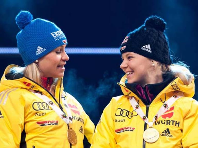 Ob Gössner schon in dieser Saison in Neuners (li.) Fußstapfen treten kann? Hier bekommen die beiden Wintersportlerinnen die WM-Goldmedaille verliehen.