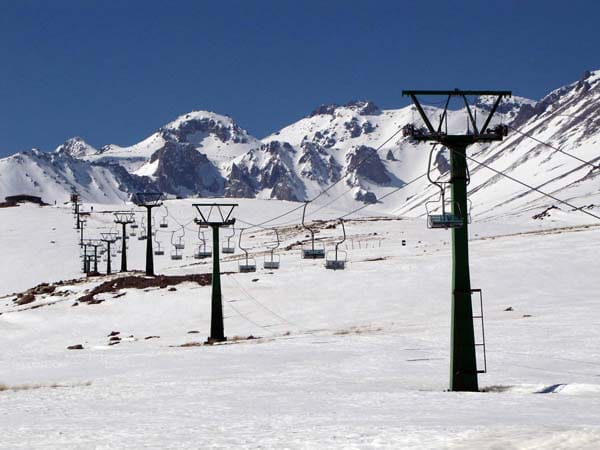 Der Kuh-e-Sabalan (4811 m) ist der zweithöchste Berg des Iran. Er liegt im Nordwesten, unweit von Ardabil. Von dort geht es über eine gut ausgebaute Straße bis zur kleinen Skistation Alvares.