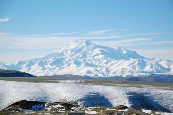 Der Elbrus liegt in Russland und ist 5642 Meter hoch. Der stark vergletscherte Riese ist nicht mehr aktiv