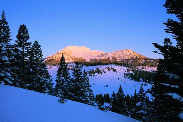 Der 3369 Meter hohe Berg in der Sierra Nevada bildet den Südrand einer riesigen Caldera und beherbergt das populärste Skigebiet des Golden State und das größte Vulkanskigebiet weltweit.
