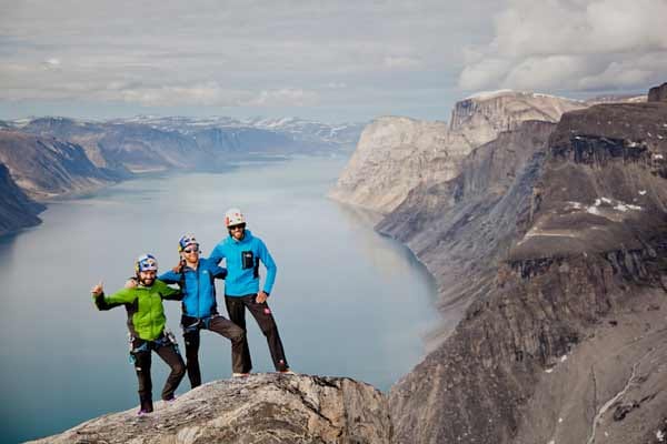 Die spanischen Kletterbrüder Eneko und Iker Pou mit Hansjörg Auer am Gipfel der White Wall in Baffin Island.
