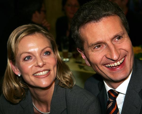EU-Kommissar Oettinger heiratete 1994 die Modedesignerin Inken. Gemeinsam haben sie einen Sohn. Doch im Dezember 2007 trennte sich das Paar. Seit 2008 ist Oettinger mit Friederike Beyer liiert.