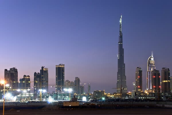 Zwischen all den anderen Wolkenkratzern steht der mit 830 Metern höchste Turm der Welt. Der Burj Khalifa besitzt weltweit die meisten Stockwerke und auch das höchstgelegene nutzbare Stockwerk.