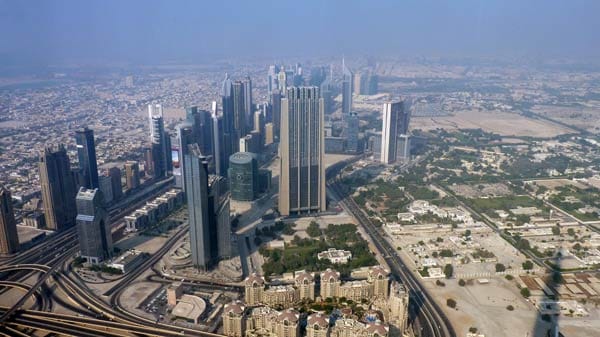 Von der Aussichtsplattform im 124. Stock des Burj Khalifa schaut man hinunter auf die Gigantomanie ringsum. Hier scheinen die Wolkenkratzer aus dem Wüstenboden zu schießen und natürlich beherbergen sie die besten Hotels und die größten Malls.