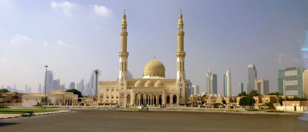 Die Jumeirah Moschee mit ihrem spektakulären elfenbeinweißen Kuppelbau ist die größte und spektakulärste Moschee in Dubai. Die Verbindung von traditioneller und moderner arabischer Architektur macht sie zum am häufigsten fotografierten Gebäude der Stadt.