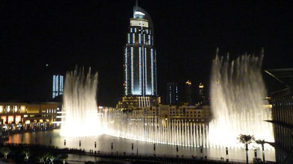 Die Wasserspiele des Dubai Fountain haben 217 Millionen Dollar gekostet. 6600 Lichter erhellen die Fontänen, die zu klassischer und Weltmusik bis zu 150 Meter in die Höhe schießen und das in einem Land, in dem Benzin billiger ist als Wasser.