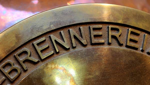 Eine Detailaufnahme der Aufschrift "Brennerei" auf einer Brennereianlage der Spirituosenmanufaktur Hammerschmiede.