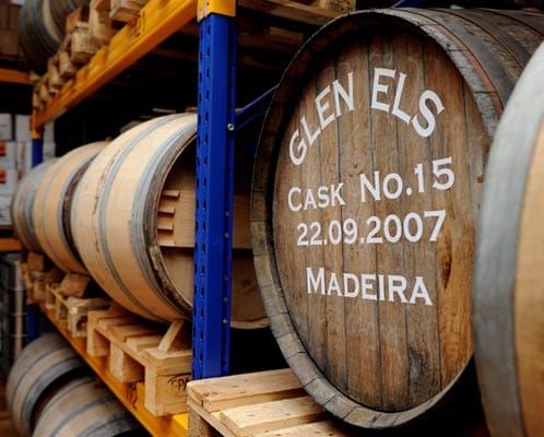 Inzwischen liegen rund 400 Fässer à 250 Liter "Glen Els" im Keller der Destillerie und reifen.