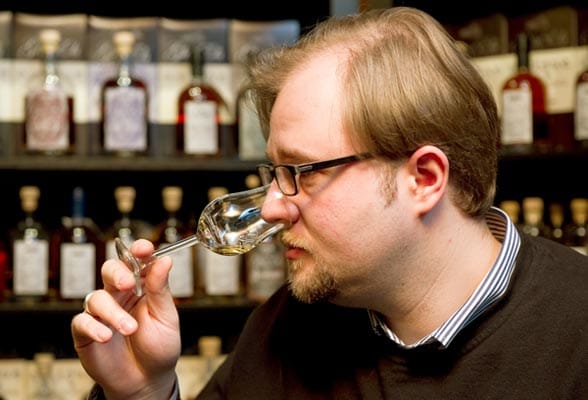 Der Experte beim Geruchs-Test des Whiskys.
