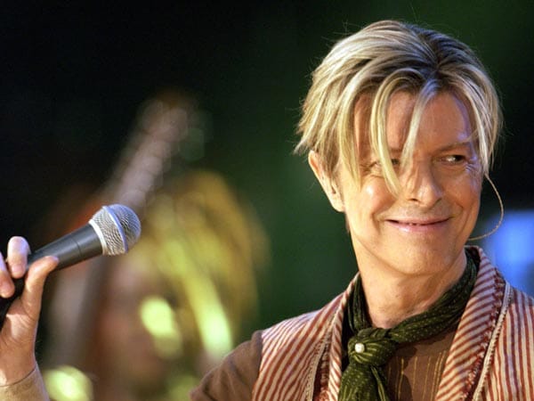 David Bowie ist einer der ganz Großen der Pop-Musik-Branche. Seine Welttournee 2003/04 musste er unerwartet abbrechen und sich einer Herz-Operation unterziehen.