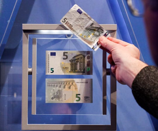 Der neue 5-Euro-Schein, wie er ab Mai 2013 ausgegeben wird. Der alte bleibt zunächst ebenfalls noch gültig.