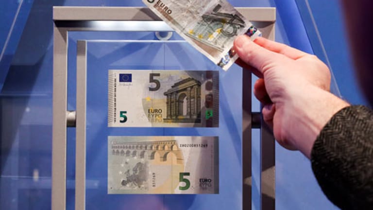 Der neue 5-Euro-Schein, wie er ab Mai 2013 ausgegeben wird. Der alte bleibt zunächst ebenfalls noch gültig.