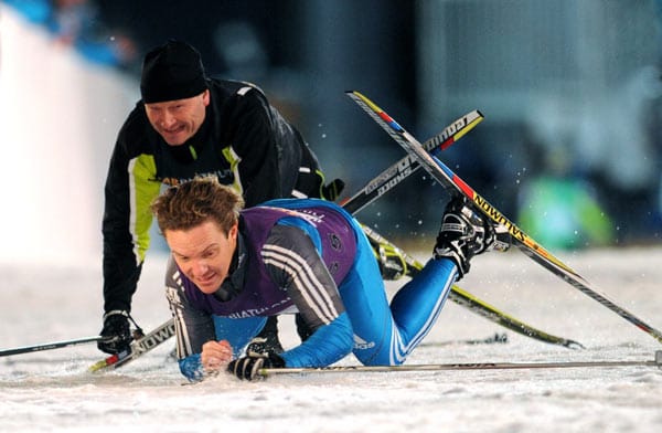 Star-Biathlon 2013: Nur zwei Meter vor dem Ziel stürzte der lange führende Schlagerstar Stefan Mross. Und auch Meteorologe Sven Plöger biss in den Schnee, weil er sich in einem Ski von Mross verhakt hatte.