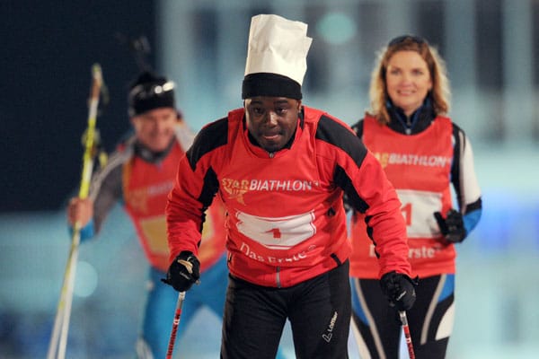 Nelson Müller trägt auch beim Skifahren eine Kochmütze...
