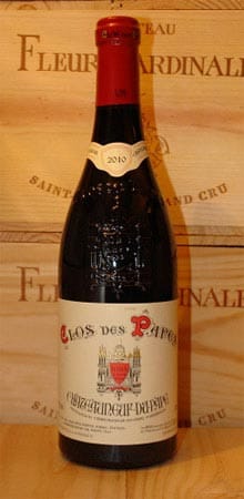 Clos des Papes - Châteauneuf-du-Pape 2010: Satte 98 Punkte schaffte der Châteauneuf-du-Pape 2010 aus dem Weingut Clos des Papes im Rhône-Tal. Auch hier dominieren Beeren und Fruchtnoten den Geschmack. Für 95 Euro gefunden bei uk-wein.de