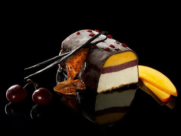 Beim hochangesehenen Chocolatier Gerbaud gibt es dafür ein absolut legales Extra: viel Liebe. So wirbt jedenfalls Inhaber Laurent Gerbaud für seine Schokolade. Der Belgier kombiniert gerne Ungewöhnliches und bereitet einstweilen Tapas aus Gemüse und Schokolade z