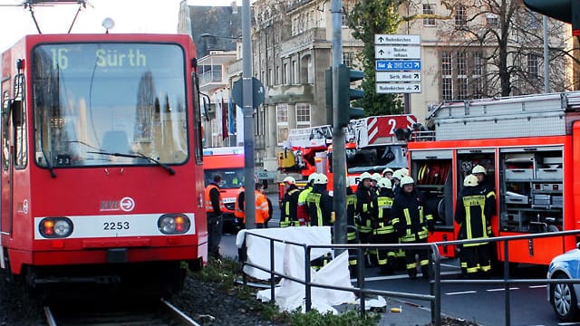 Rüdiger Bormann versuchte offenbar, eine Ampel bei Rot zu überqueren - und wurde von der Straßenbahn überfahren. Rüdiger Bormann versuchte offenbar, eine Ampel bei Rot zu überqueren - und wurde von der Straßenbahn überfahren.