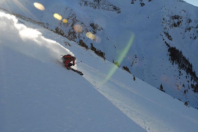 Skifahren extrem: Hier bezwingt ein Sportler den Silverton Mountain in Colorado.