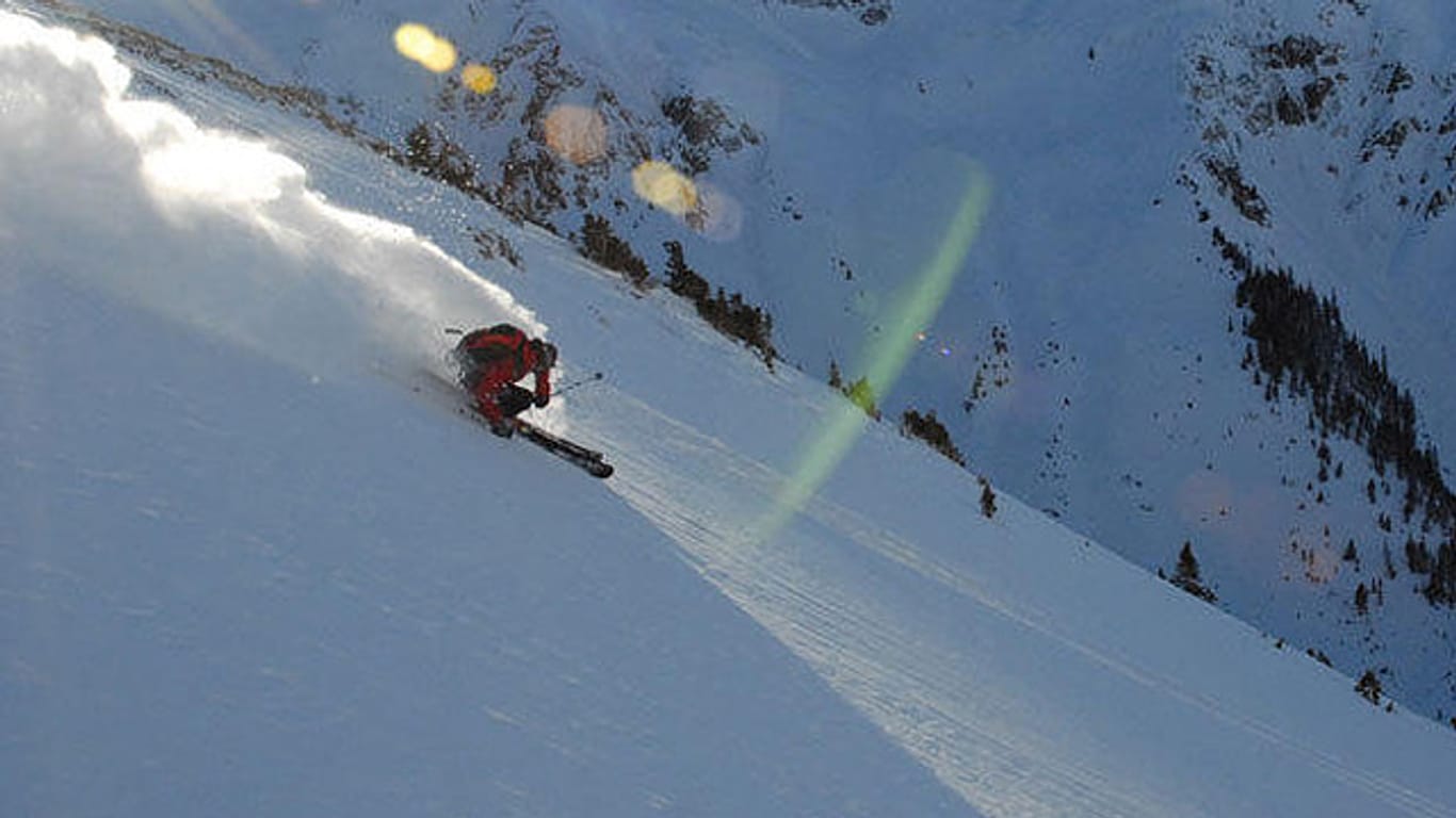 Skifahren extrem: Hier bezwingt ein Sportler den Silverton Mountain in Colorado.