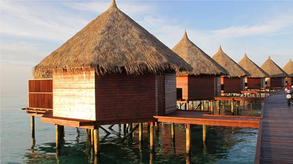 "Angaga Island Resort"**** / Ari Atoll: Angaga gilt bei vielen Malediven-Fans als die schönste Insel des Ari-Atolls. Sie misst nur etwa 350 mal 150 Meter und ist in gut zehn Minuten umrundet.