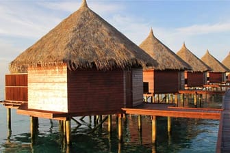 "Angaga Island Resort"**** / Ari Atoll: Angaga gilt bei vielen Malediven-Fans als die schönste Insel des Ari-Atolls. Sie misst nur etwa 350 mal 150 Meter und ist in gut zehn Minuten umrundet.