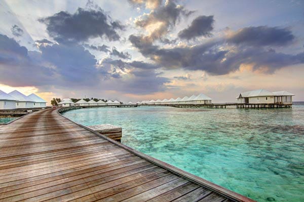"Diamonds Athuruga Beach & Water Villas"***** / Ari Atoll: Die Insel Thundufushi gehört mit ihren rund 220 mal 220 Metern zu den kleineren der Malediven. Das Hausriff ist nur einen Katzensprung von den Bungalows entfernt.