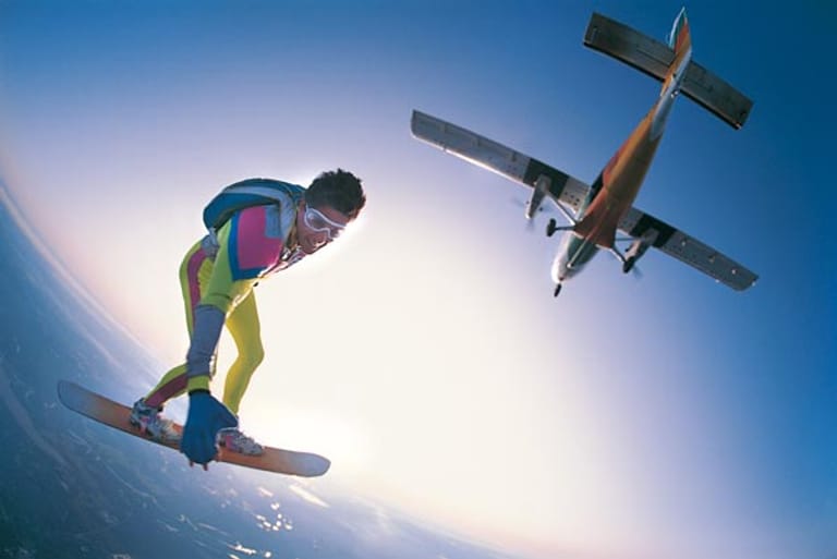 Sky Surfing ist eine Kombination aus Fallschirmspringen und Surfen