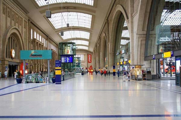 Nach dem Zweiten Weltkrieg galt für die Reichsbahn die Richtlinie, stark zerstörte Bahnhofshallen nicht wieder aufzubauen. Da jedoch der Leipziger Hauptbahnhof besonders für westliche Messegäste eine Schaufenster- und Repräsentationsfunktion besaß, wurde ein weitestgehend originalgetreuer Wiederaufbau angestrebt.