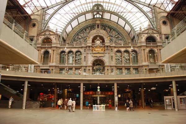 Spoorwegkathedraal, Eisenbahnkathedrale, nennt der Volksmund den Bahnhof Antwerpen-Centraal. Schon die Ankunft ist beeindruckend: Die ganze Stadt liegt dem Reisenden bei der Einfahrt in den Bahnhof zu Füßen.