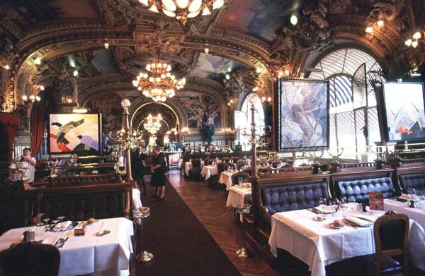 Das zu literarischen Ehren gekommene Restaurant Le Train Bleu mit seinem prunkvollen Dekor und den vielen Gemälden ist eine Sehenswürdigkeit für sich.