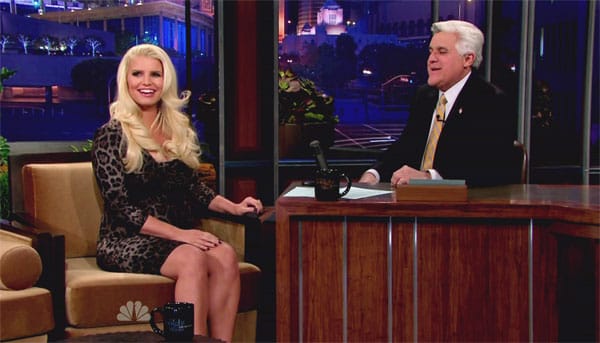 Mit kugelrundem Babybauch ist US-Sängerin Jessica Simpson Mitte Januar 2013 in der "Tonight Show" mit Jay Leno aufgetreten. Umso sympathischer: Auf ihr knallenges, kurzgeschnittenes Leopardenkleid hat sie trotz ihrer Üppig-Figur nicht verzichtet.