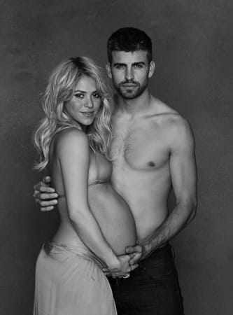 Shakira und ihr Lebensgefährte Piqué twitterten ein Foto, das sie hochschwanger mit nacktem Bauch zeigt.