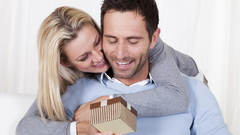 Paar beschenkt sich zum Valentinstag