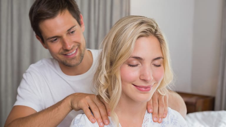Frau genießt eine Massage