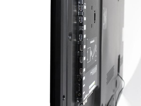 Samsung UE55ES7090: Die seitlichen Schnittstellen und Anschlüsse sind gut erreichbar.