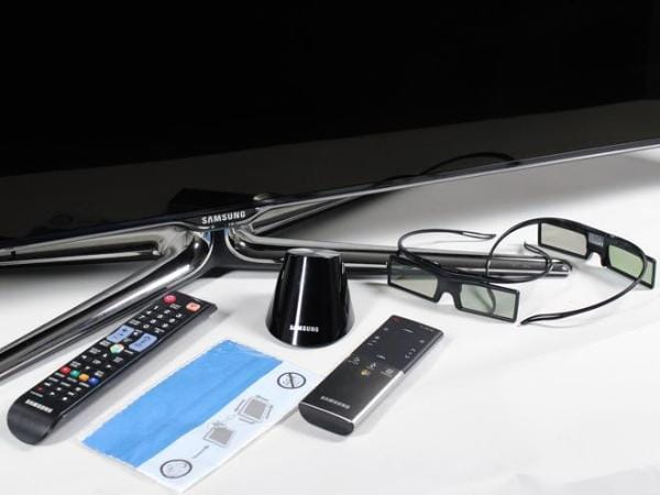 Neben zwei 3D-Brillen liegt dem Samsung UE55ES7090 auch eine beleuchtete Fernbedienung bei.