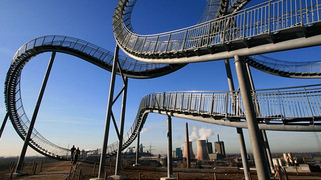 Begehbare Achterbahn - das Kunstwerk "Tiger & Turtle - Magic Montain" steht im Duisburger Angerpark. Begehbare Achterbahn - das Kunstwerk "Tiger & Turtle - Magic Montain" steht im Duisburger Angerpark.