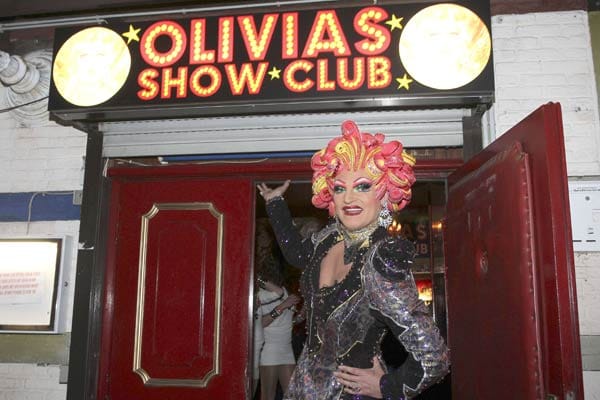 Olivia Jones vor einem ihrer Clubs auf der Großen Freiheit in St. Pauli.