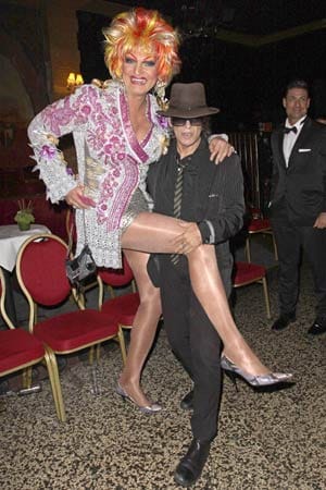 Als selbsternannte "Bürgermeisterin von St. Pauli" steht Jones mit Hamburger Showgrößen in bestem Kontakt. Das Bild zeigt sie im September 2012 mit Udo Lindenberg im Kiez-Theater Schmidts Tivoli.