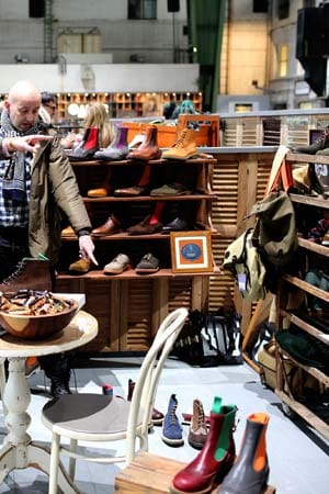 Auch wenn Sneaker absolut retro und damit in sind, finden sich auf Europas größter Urbanwear-Messe ebenso elegante Lederschuhe aus bester Handwerkstradition. Mit seiner erlesenen Auswahl, wie den schicken Schuhen von Trickers, beweist Messechef Karl-Heinz Müller sein Gespür für Trends.