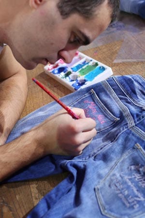 Am Stand von Pepe Jeans London wurden die Jeans gebleached, auf alt getrimmt und per Siebdruck und Pinsel individuell verschönert.