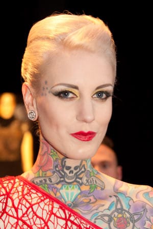 Auch die Tattoo-Schönheit Lexy Hell schaute sich die Neuheiten der Modewelt in Berlin an.